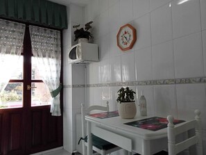 Apartemen, 2 kamar tidur, balkon, pemandangan kebun | Tempat makan