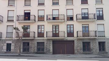 Apartment, 2 Bedrooms, Balcony, Garden View | Bahagian luar