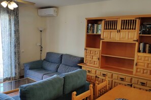 อพาร์ทเมนท์, 2 ห้องนอน, ระเบียง, วิวทะเล | บริเวณนั่งเล่น