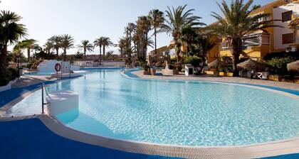 Lovely 2 Bedroom Apartment With Pool