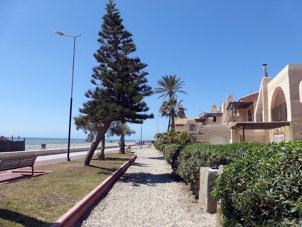 Property grounds - Lovely 2 Bedroom Apartment With Pool (Roquetas de Mar)