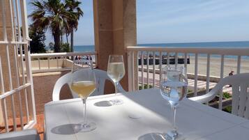 Appartement, 2 slaapkamers, terras, uitzicht op zee | Buiten dineren