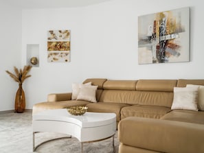 Living room - Sanders Sol 1 -smart 3-bdr Apt Center of Nightlife (Marbella)
