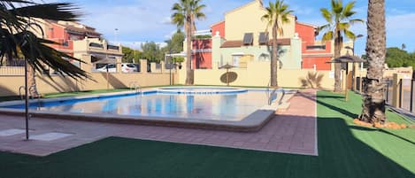 Una piscina al aire libre