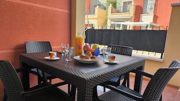 Apartemen, 2 kamar tidur, patio | Ruang makan