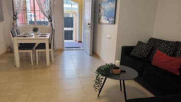 Apartemen, 2 kamar tidur, patio | Ruang keluarga