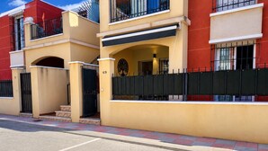 Apartamento, 2 quartos, varanda | Fachada
