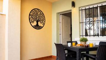 Appartement, 2 chambres, patio | Salle à manger