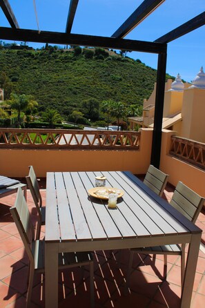 Appartement, 2 chambres, terrasse, vue montagne | Restauration extérieure