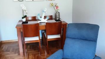 Căn hộ, 2 phòng ngủ, quang cảnh vườn | Khu phòng khách | Sách