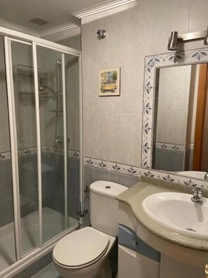 Bathroom shower - Sellamante2 Cozy and Stylish Apartment (Ribadesella)