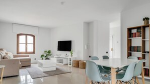 Apartment, 2 Bedrooms, City View | Living room