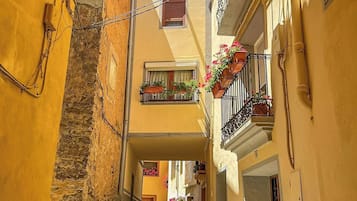House, 5 Bedrooms, Smoking, Balcony | Exterior