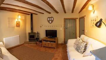 House, 5 Bedrooms, Smoking, Balcony | Living room | Books