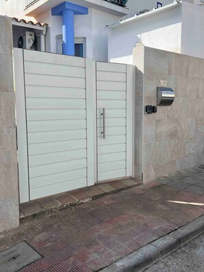 Room, 1 Bedroom, Smoking, Patio | Property entrance - Room-charming B&B in Mairena del Aljaraf (Mairena del Aljarafe)