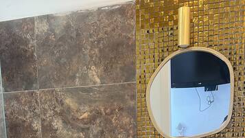Room, 1 Bedroom, Smoking, Patio | Bathroom