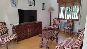 Chalet, 4 Bedrooms, Balcony, Garden View | Lounge