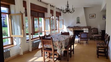 Chalet, 4 Bedrooms, Balcony, Garden View | Dining room