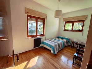 Chalé, 4 quartos, sacada, vista para o jardim | 4 quartos