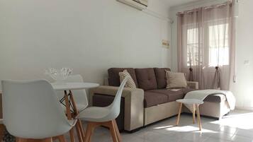House, 2 Bedrooms, Smoking, Patio | Dining