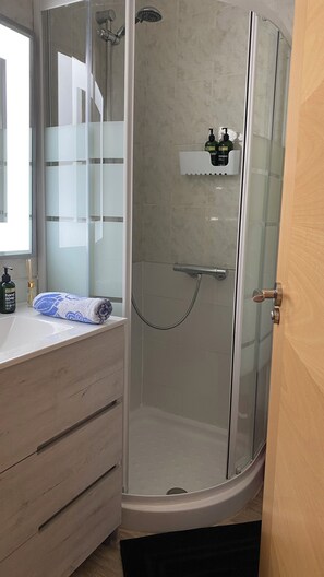 apartman, 4 hálószobával, dohányzó, erkély | Fürdőszoba