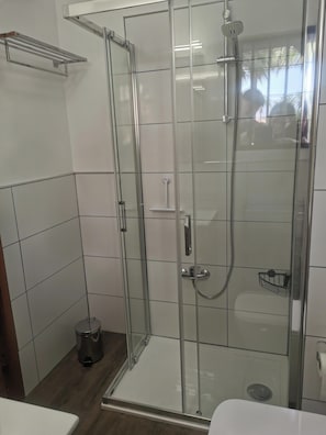 Apartment, 1 Bedroom, Terrace, Garden View | Bathroom