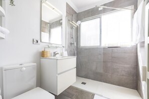 Chalet, 3 Bedrooms, Terrace, Garden View | Bathroom - Villa Violeta, Preciosa Vv con Jardin y Vistas (La Victoria de Acentejo)