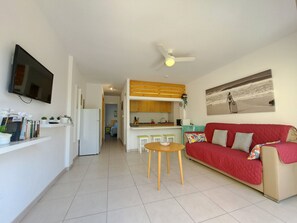 Apartment, 1 Bedroom, Smoking, Balcony | Living area