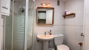 Apartment, 1 Bedroom, Smoking, Balcony | Bathroom