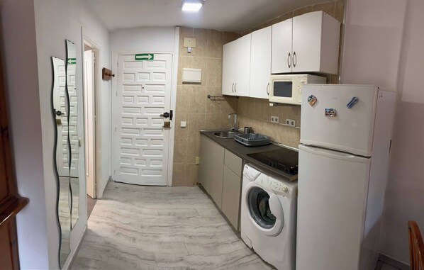 Apartment, 1 Bedroom, Smoking, Balcony | Private kitchen