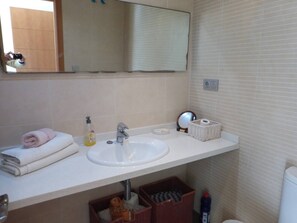 Apartment, 2 Bedrooms, Accessible, Terrace | Bilik Mandi