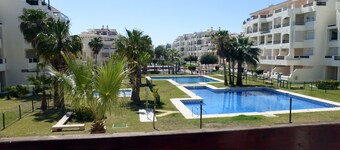 Beautiful 2 Bedroom 2 Bathroom Apartment With Pool