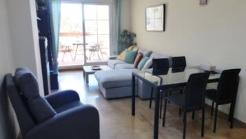 Apartment, 2 Schlafzimmer, barrierefrei, Terrasse | Wohnbereich