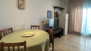 Appartamento, 1 camera da letto, balcone, vista città | Sala da pranzo