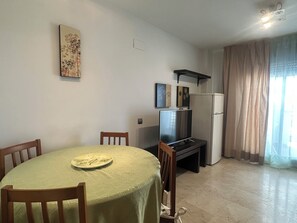 Apartamento, 1 quarto, sacada, vista para a cidade | Sala de jantar