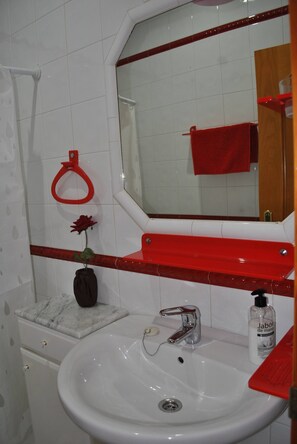 Loft, 2 Bedrooms, Patio, City View | Bathroom