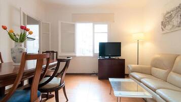 Slaapzaal, 1 slaapkamer, terras, uitzicht op stad | Woonkamer