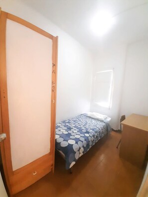 1 bedroom - Room-private Room With 200m2 Sunny Terra (Barcelona)