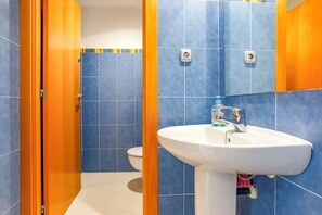 อพาร์ทเมนท์, 3 ห้องนอน, ระเบียง, วิวภูเขา | ห้องน้ำ