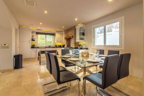 别墅, 4 间卧室, 吸烟房, 私人游泳池 | 用餐