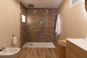 A modern bathroom with a shower, a bathtub, and a vanity. - Room-private Room in the Fishing Port of (Marbella)