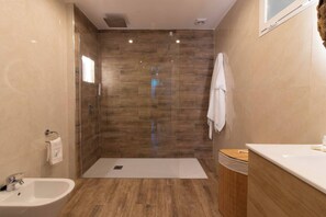 A modern bathroom with a shower, a bathtub, and a vanity. - Room in Guest Room - Private Room in the Fishing Port of Marbella (Marbella)