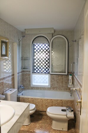 Apartment, 2 Schlafzimmer, barrierefrei, Terrasse | Badezimmer