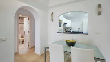 Appartement, 2 chambres, accessible aux personnes à mobilité réduite, patio | Restauration