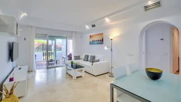 Appartement, 2 chambres, accessible aux personnes à mobilité réduite, patio | Salle de séjour