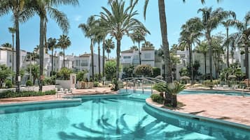 Appartement, 2 chambres, accessible aux personnes à mobilité réduite, patio | Piscine | Piscine extérieure