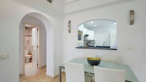 Apartamento, 2 quartos, acessível, varanda | Opções para refeição