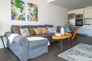 Apartment, 1 Schlafzimmer, Terrasse, Gartenblick | Wohnzimmer | Bücher