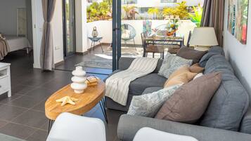 Apartment, 1 Schlafzimmer, Terrasse, Gartenblick | Wohnzimmer | Bücher