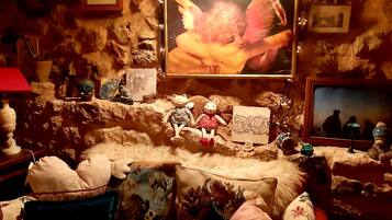 Room, 1 Bedroom, Smoking, Fireplace | Living area